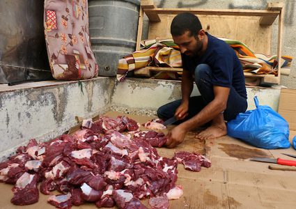 بأول أيام العيد: مواطنون يجهزون لحوم الأضاحي لتوزيعها في غزة
