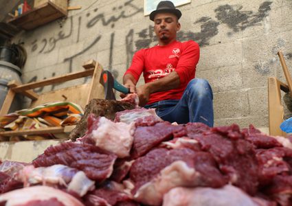 بأول أيام العيد: مواطنون يجهزون لحوم الأضاحي لتوزيعها في غزة
