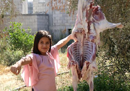 بأول أيام العيد: مواطنون يجهزون لحوم الأضاحي لتوزيعها في غزة