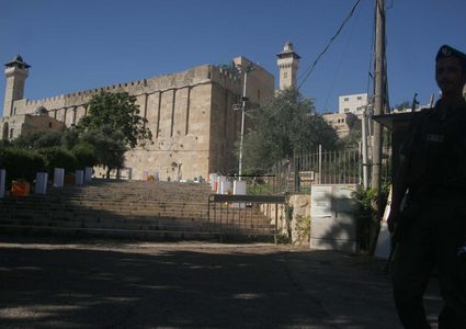 إغلاق الحرم الإبراهيمي أمام المصلين لتسهيل اقتحامات المستوطنين