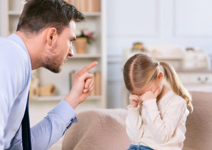 أخطاء يرتكبها الآباء في التربية