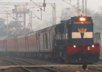 هندي يحاول الصعود لقطار بأغرب طريقة ممكنة!