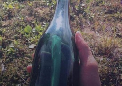 شاب يعثر على رسالة سوفيتية داخل زجاجة