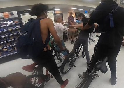 مراهقون يقتحمون متجرا  ويعتدون عل الزبائن