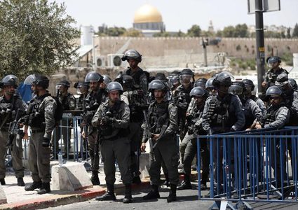 الاحتلال يصيب مسعفاً ويعتقل ثلاثة شبان في الأقصى