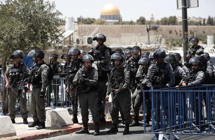 الاحتلال يصيب مسعفاً ويعتقل ثلاثة شبان في الأقصى