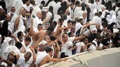 في أول أيام عيد الأضحى...الحجاج يرمون جمرة العقبة