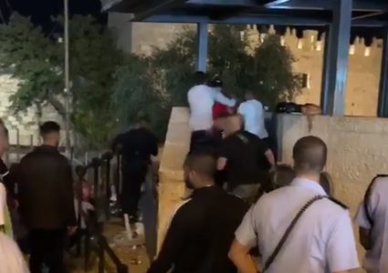 قوات الاحتلال تعتدي على مسيرة منددة باقتحامات المستوطنين