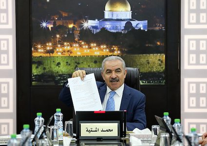 اشتية يطمئن على حجاج فلسطين