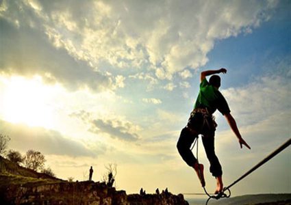 روسيا..مغامر جريء يحطم الرقم القياسي في السير على حبل معلق!