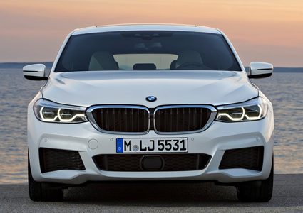 شاب يغرق سيارة "بي أم دبليو" لأن والده رفض شراء سيارة "جاغوار" له