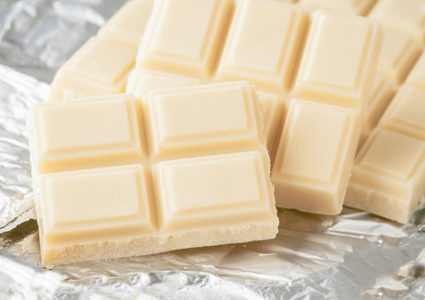 تعرفوا على الفوائد الصحية لتناول الشوكولاتة البيضاء