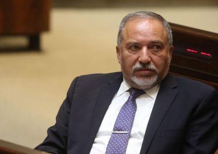 ليبرمان: نتنياهو يشتري الهدوء من حماس