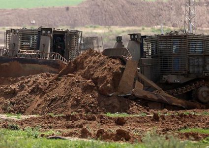 جرافات الاحتلال تتوغل شرق خان يونس