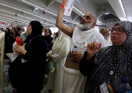 الحجاج يواصلون رمي الجمرات في أول أيام التشريق
