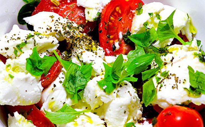 الطماطم المتبلة بالموزاريلا