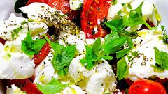 الطماطم المتبلة بالموزاريلا