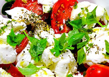 الطماطم المتبلة بالموزاريلا