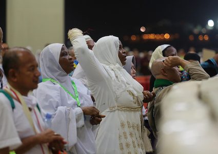 حجاج بيت الله الحرام يرمون الجمرات في ثاني أيام التشريق