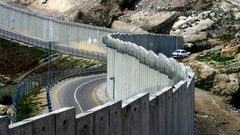 الاحتلال يعتقل شاباً ويصيب زوجته شمال طولكرم