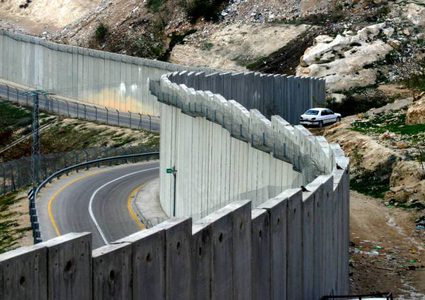 الاحتلال يعتقل شاباً ويصيب زوجته شمال طولكرم