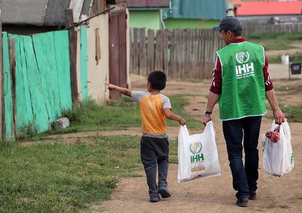 تركيا توزع لحوم الأضاحي على فقراء وأيتام غزة