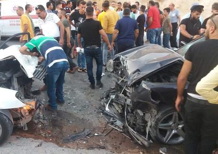مصرع طفل ووالده واصابة 12 آخرين بحادث سير على طريق الباذان