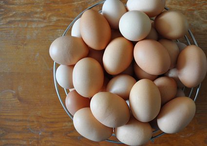 هذا ما حصل لفتاة بعد أن سلقت البيض في الميكرويف