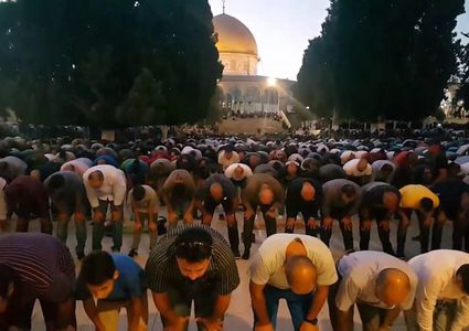 العشرات يؤدون صلاة المغرب في المسجد الأقصى