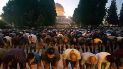 العشرات يؤدون صلاة المغرب في المسجد الأقصى