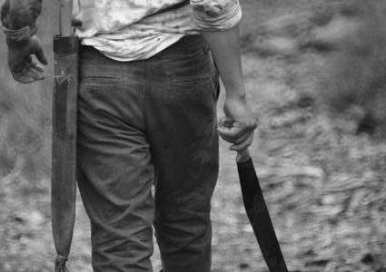 عائلة تستميت في صد هجوم مجرمين مسلحين!