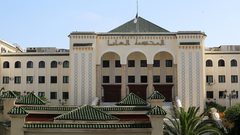 السلطات الجزائرية توقف مسؤولين جزائريين بتهم فساد