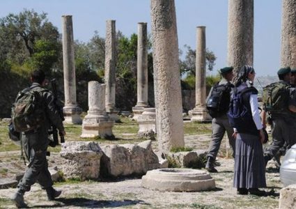 مستوطنون يقتحمون الموقع الاثري في سبسطية بحماية قوات الاحتلال