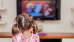 التلفاز في غرفة طفلك .. هكذا يؤثر عليه