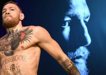 بطل فنون القتال المختلطة، كونور ماكغريغور يضرب رجل عجوز