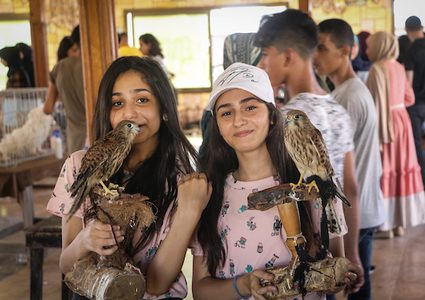 معرض يضم حيوانات أليفة في غزة ،وعدد من المواطنين يقومون بزيارته.