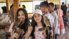 معرض يضم حيوانات أليفة في غزة ،وعدد من المواطنين يقومون بزيارته.