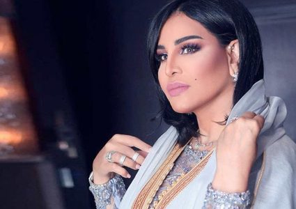 "أم فاهد" تسأل جمهورها عن لون فستانها قبل ظهورها على المسرح