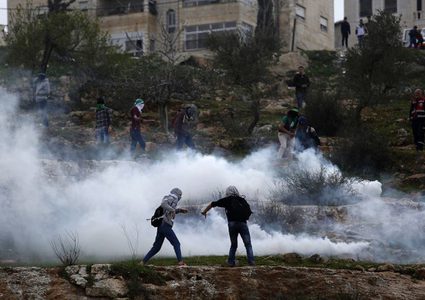 اصابات بالاختناق في مسيرة سلمية شرق رام الله