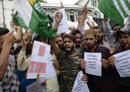 صدامات بين الشرطة ومئات المتظاهرين في كشمير الهندية