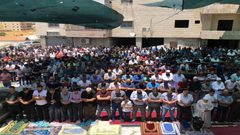 المقدسيون يؤدون صلاة الجمعة في واد الحمص