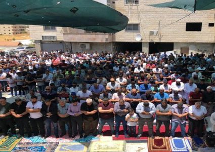 المقدسيون يؤدون صلاة الجمعة في واد الحمص