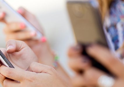 الهواتف المحمولة تغيّر شكل العمود الفقري