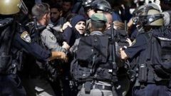 شرطة الاحتلال تقتحم مصلى باب الرحمة وتعبث بالأثاث داخله