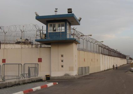 الأسرى ينتزعون أول مكالمة هاتفية مع أهاليهم مدتها 15 دقيقة