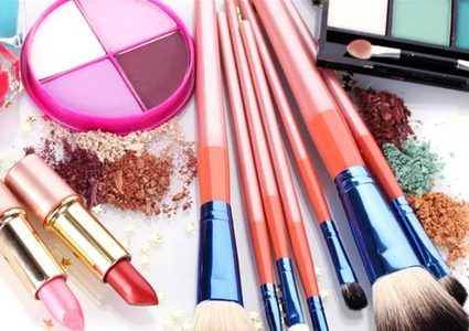 تنظيف فراشي المكياج