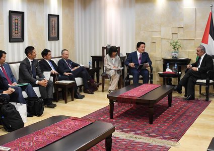 اشتية يُطلع وفدا من النواب الياباني على ممارسات الاحتلال التعسفية