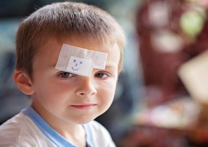 ما هي أول خطوة لإسعاف الأطفال عند الإصابة في منطقة الدماغ ؟