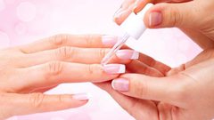 لمعالجة الأظافر المتكسرة