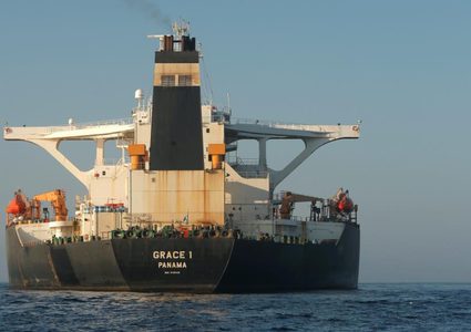 إيران تطرح خيار إرسال سفن حربية لمرافقة ناقلة نفط